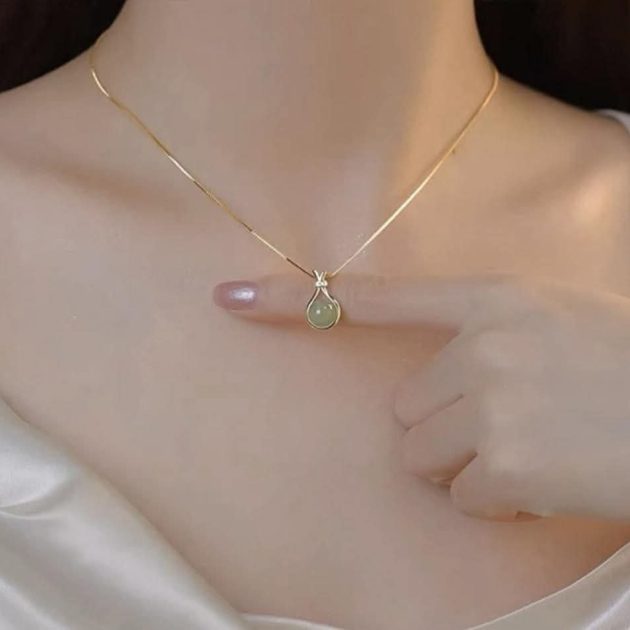 Green Crystal Korean Pendant Necklace for Girls & Women Stylish